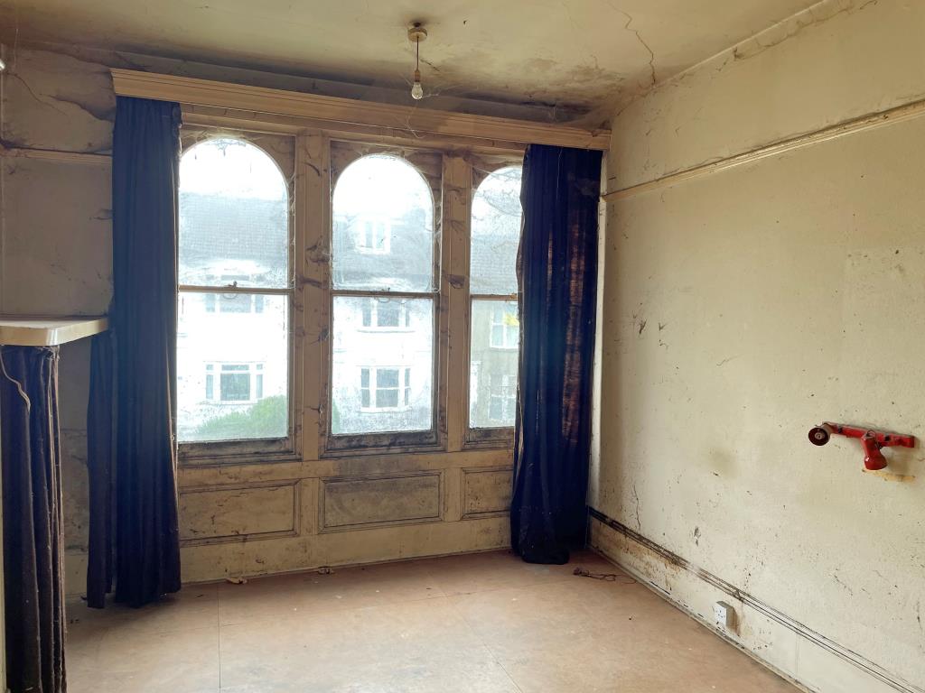 Lot: 3 - SPACIOUS MAISONETTE AND GARAGE REQUIRING COMPLETE REFURBISHMENT - Living room